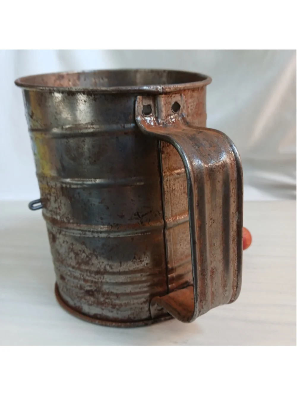 Bromwell’s 5 Cup Primitive Sifter Measuring Red Wood Crank Handle Flour Vtg USA